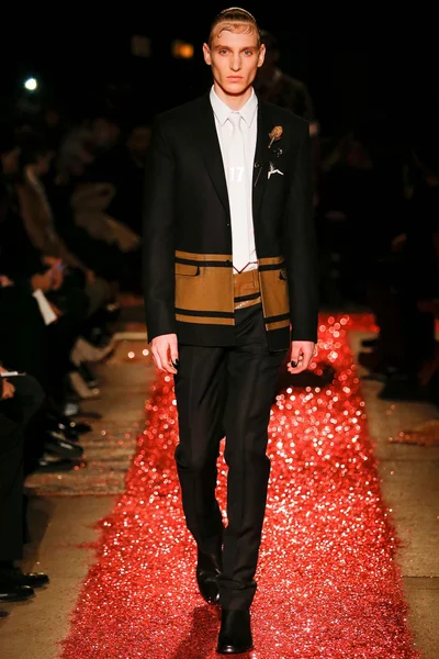 Look 44